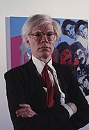 Andy_Warhol_at_the_Jewish_Museum_(by_Bernard_Gotfryd)_–_LOC